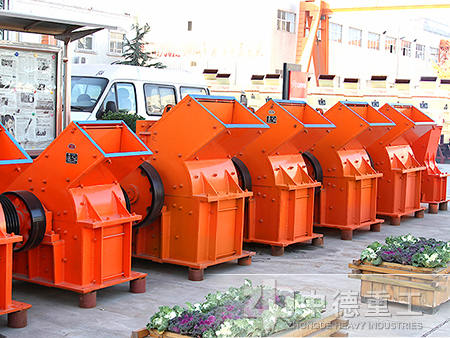 不僅可用于破碎生產(chǎn)線、制砂生產(chǎn)線，也可在選礦生產(chǎn)線中替代圓錐破碎機(jī)。下面我們就具體來(lái)看錘式破碎機(jī)應(yīng)用于哪些方面？